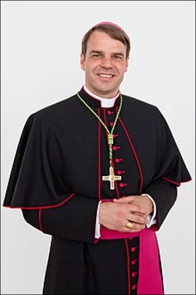 Top ! Je suis un vêtement traditionnel porté par les prêtres, les clercs, les enfants de chur et parfois des chantres laïcs. Long et boutonné sur le devant, je suis porté lors des offices religieux sous les vêtements liturgiques, mais aussi comme habit ordinaire. Ma couleur varie selon le rang : blanche, rouge, violette ou noire. Je suis