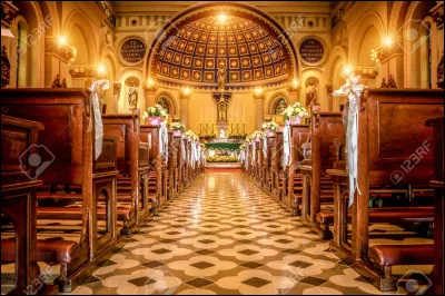 Top ! Je suis un v&ecirc;tement traditionnel port&eacute; par les pr&ecirc;tres, les clercs, les enfants de chœur et parfois des chantres la&iuml;cs. Long et boutonn&eacute; sur le devant, je suis port&eacute; lors des offices religieux sous les v&ecirc;tements liturgiques, mais aussi comme habit ordinaire. Ma couleur varie selon le rang : blanche, rouge, violette ou noire. Je suis…
