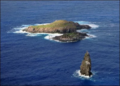 Top ! Je suis un lieu situé dans locéan Pacifique, à plus de 2 600 kilomètres de toute terre émergée, ce qui fait de moi le point le plus isolé de la planète. Mon nom provient dun capitaine célèbre, personnage de fiction dans un roman de Jules Verne, qui explore les mers et les profondeurs. Je suis