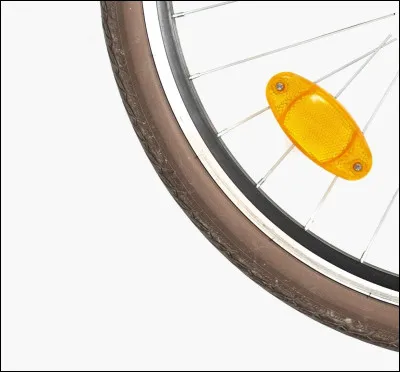 Top ! Je suis un dispositif optique utilisé pour augmenter la visibilité dans l'obscurité ou par faible luminosité. On me trouve fréquemment sur les véhicules, les routes ou les équipements de sécurité, sous forme de petits disques ou de bandes réfléchissantes. Mon rôle principal est de renvoyer la lumière vers sa source pour améliorer la sécurité. Je suis