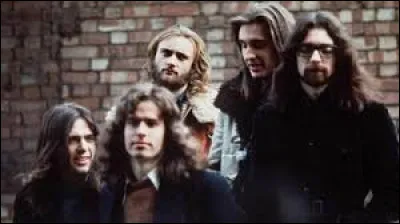 Quel groupe a eu pour chanteur principal Peter Gabriel puis Phil Collins ?