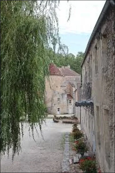 Pour finir, je vous emmène en Bourgogne-Franche-Comté, au prieuré de Trouhaut. Village de l'aire d'attraction Dijonnaise, il se trouve dans le département ...