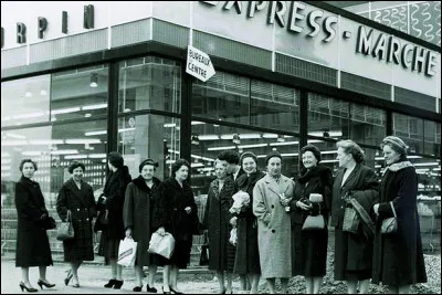 En quelle année ouvre le premier supermarché de France à Rueil-Malmaison ?