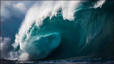 Quel phénomène naturel crée des vagues géantes pouvant atteindre les côtes ?