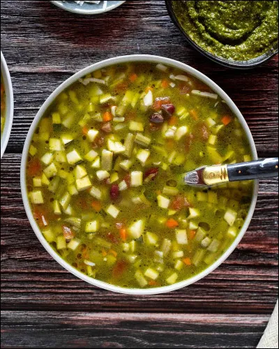 Dans l'histoire de la soupe ..., qu'apporte le loup pour faire une soupe ?