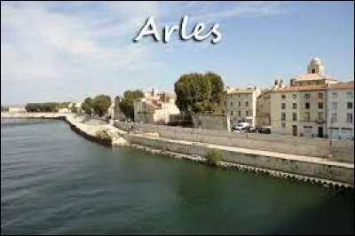 Quel fleuve traverse la ville d'Arles, dans les Bouches-du-Rhône ?