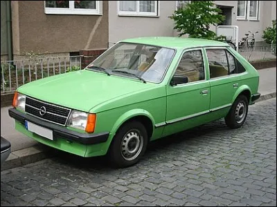 Quelle est cette voiture compacte des années 80 ?