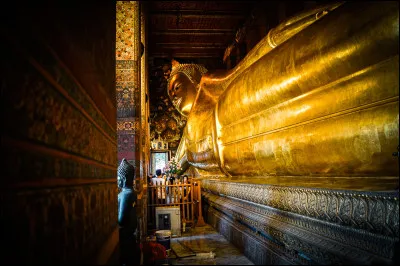 Bangkok : Quel est le nom du célèbre temple doré abritant une statue de Bouddha couché ?