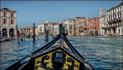 Venise : Quel moyen de transport est typique pour se déplacer dans les canaux de Venise ?