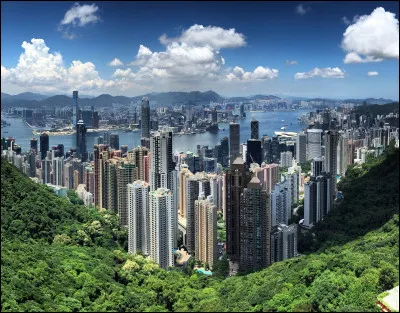 Hong Kong : Quel sommet offre une vue imprenable sur Hong Kong et son port ?