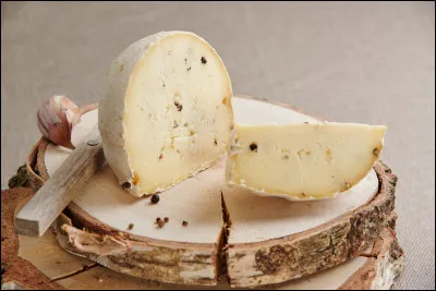 Quel est ce fromage auvergnat, en forme de dôme, aromatisé à l'ail et au poivre ?