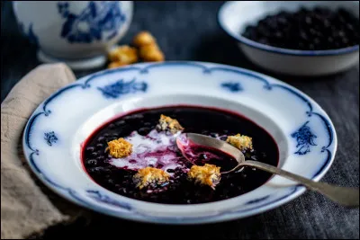 Quel est l'ingrédient principal de la blabarsoppa, soupe servie aux skieurs lors de la Vasaloppet suédoise ?