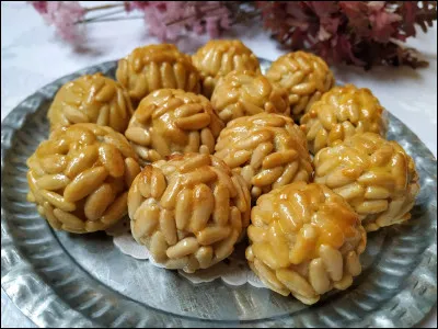 Ce sont de petits gâteaux catalan à base de pâte d'amandes et de sucre, et servis en assortiment.