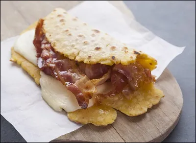 Quelle est cette galette basque à la farine de maïs, garnie de ventrèche, de lomo et de fromage de brebis ?