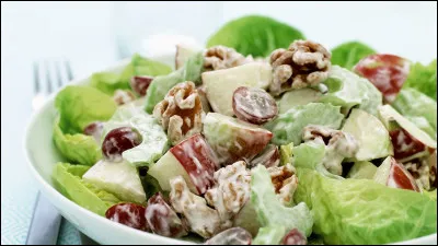 C'est une salade aux pommes, céleri et noix élaborée dans un grand hôtel new yorkais en 1893.