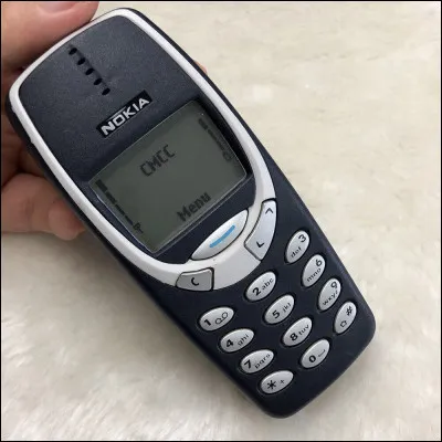 Top ! Je suis un jeu emblématique qui a fait le succès des premiers téléphones mobiles Nokia. Très simple, je consiste à diriger un serpent qui grandit à chaque fruit mangé, mais attention, il faut éviter de se heurter aux murs ou à son propre corps. Je suis