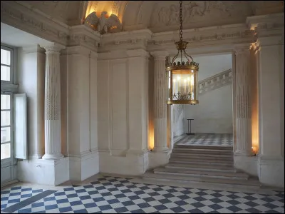 Top ! Je suis une petite pièce située à l'entrée d'une maison, servant de zone de transition entre l'extérieur et l'intérieur. Dans mon espace, on peut déposer les manteaux, les chaussures ou même les sacs. Je permets aussi d'éviter les courants d'air directs dans les autres pièces de la maison. Je suis