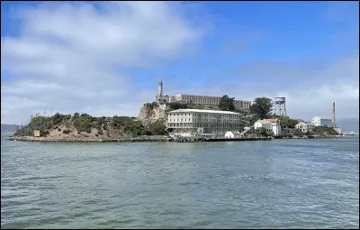 Top ! Je suis une petite île située dans la baie de San Francisco, connue pour avoir été une prison fédérale de haute sécurité entre 1934 et 1963. Mon isolement et mes eaux froides rendaient toute évasion presque impossible. J'ai accueilli des détenus célèbres comme Al Capone. Je suis