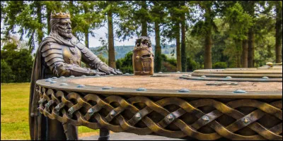 Top ! Je suis une table qui symbolise l'égalité, car aucun siège n'a de position supérieure aux autres. J'ai été rendue célèbre par la légende du roi Arthur et ses chevaliers. Mon nom fait référence à ma forme géométrique, sans coin ni angle. Je suis