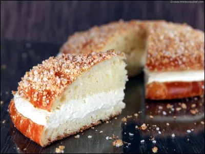 Top ! Je suis une pâtisserie typique de Saint-Tropez, composée d'un gâteau brioché sucré, fendu en deux et garni d'un mélange de crème pâtissière et de crème au beurre. Créée en 1952 par un pâtissier d'origine polonaise, mon nom a été inspiré par une célébrité du cinéma. Je suis...