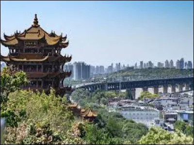 Dans quel pays se situe la ville de Wuhan ?