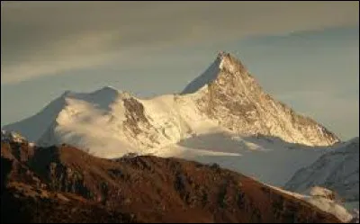 Où se trouve le sommet du Weisshorn culminant à 4 506 mètres d'altitude ?