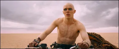 Hoult joue Nux dans ce film de George Miller, qui est...