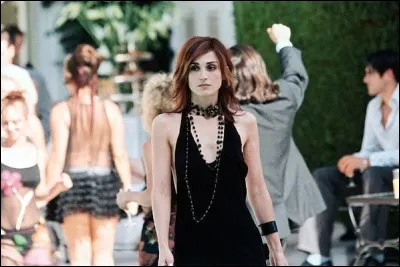 Gayet joue Rita dans ce film de Stéphane Clavier, qui est...