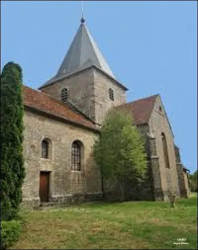 Voici l'église Saint-Maurice, à Sarrey. Village du Grand-Est, dans l'arrondissement de Langres, il se trouve dans le département ...