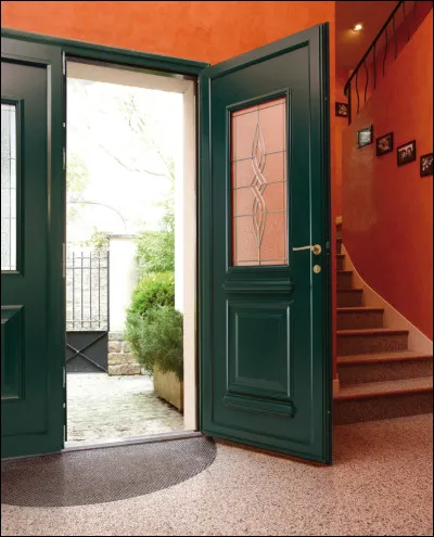 C'est la fin de la journée, la maman est rentrée. Que dis-tu ?