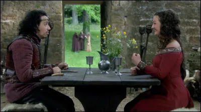 Lors de l'anniversaire de la reine Guenièvre, Arthur offre un cadeau qui a été secrètement préparé par Lancelot. De quoi s'agit-il ?