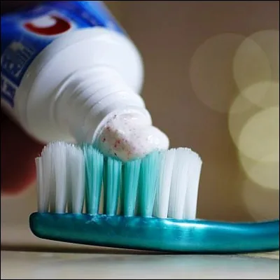 Quel &eacute;l&eacute;ment chimique de num&eacute;ro atomique 9 est utilis&eacute; pour lutter contre les caries dentaires ?