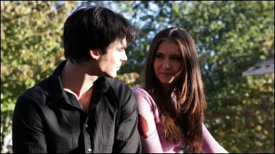 Dans quelle saison Damon et Elena finissent-ils par être ensemble officiellement ?