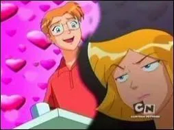 Comment s'appelait l'intello à lunettes du lycée amoureux de Clover ?