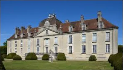 Je vous emmène maintenant au château de Fontaine-Française. Village Côte-d'Orien, il se situe en région ...