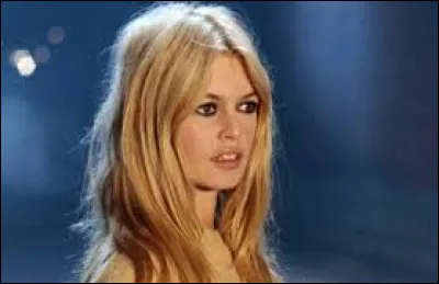 D&eacute;cembre : Dans une sc&egrave;ne-culte, Brigitte Bardot pronon&ccedil;ait cette r&eacute;plique : ''Tu les trouves jolies mes fesses ? ''. Dans quel film l'a-t-on entendue ?