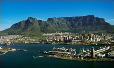 Cape Town : Quel est le nom de la montagne plate qui domine Cape Town ?