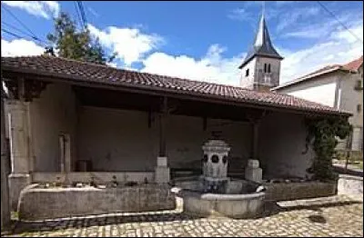 Notre balade prend fin dans le Saintois, devant le lavoir de Vitrey. Village de Lorraine, dans l'aire d'attraction Nancéenne, il se situe dans le département ...