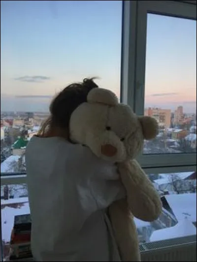 Veux-tu qu'elle ait une peluche dans ses bras ?