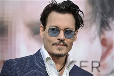 Et enfin, une question un petit peu plus difficile pour finir, quelle est la signature de Johnny Depp ?