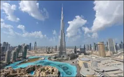 Burj Kalifa est la plus haute tour du monde. Quelle est sa hauteur ?