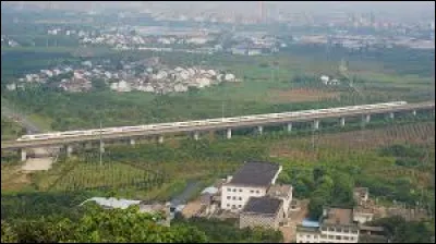Le pont Danyang-Kunshan détient le record du plus long pont du monde. Quelle est sa longueur ?