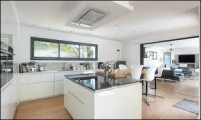 Une cuisine ouverte de moins de 12 m2 est considérée comme une pièce.