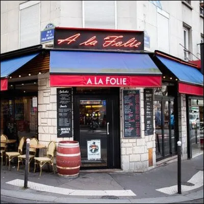 Quelle chanteuse a sorti en 2017 son premier album, "Petite amie", qui comprend le titre "À la folie" ?