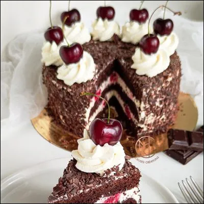 Quel biscuit, qui entre dans la recette de la forêt-noire, viendrait de la région de Ligurie ?