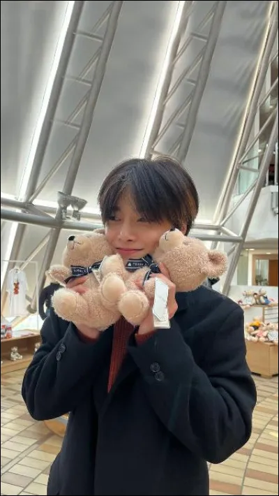 Avec qui va-t-il souvent faire du shopping ?