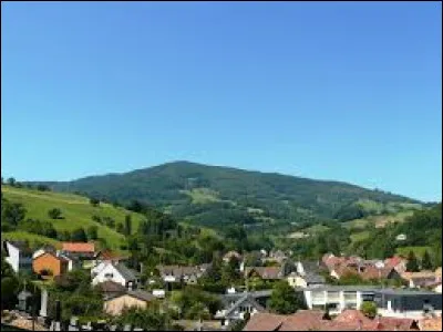 Nous sommes maintenant au pied du col du Bonhomme, à Lapoutroie. Village du parc naturel régional des Ballons des Vosges à quelques kilomètres de Kaysersberg, sur les bords de la Weiss et de la Béhine, il se situe dans le département ...