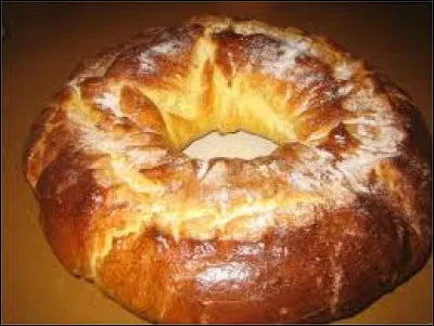 À quoi ce pain en forme de couronne appelé la fouace est-il parfumé ?