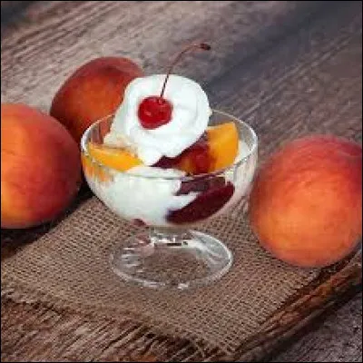 Qui a inventé au XIXe siècle le dessert portant le nom de 'pêche melba' ?