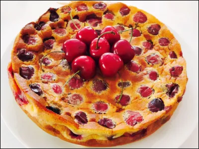 C comme clafoutis. Vrai ou faux : dans le clafoutis aux cerises, les noyaux des cerises donnent un meilleur goût au gâteau.